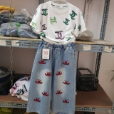 [ Shop.100K🤝Cho Thuê Hàng +Bán Sỉ_Lẻ ] – Set áo phông quần jean, bé nào cũng mê tít

Áo cotton, quần jean thêu

Size 7 cho bé
 …